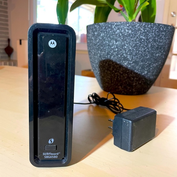 Motorola Surfboard Docsis 3.0 Cable Modem/Router SBG6580 - Picture 1 of 4